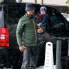 Josh Duhamel et sa femme Fergie vont déjeuner au restaurant avec leur fils Axl sous la pluie à Brentwood, le 1er mars 2015. Fegie porte un parapluie avec une tête de mort!