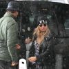 Josh Duhamel et sa femme Fergie vont déjeuner au restaurant avec leur fils Axl sous la pluie à Brentwood, le 1er mars 2015. Fegie porte un parapluie avec une tête de mort!
