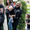 Exclusif - Fergie emmène son fils Axl et la fille d'une amie s'amuser au parc à Brentwood, le 27 février 2015