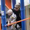 Exclusif - Fergie emmène son fils Axl et la fille d'une amie s'amuser au parc à Brentwood, le 27 février 2015