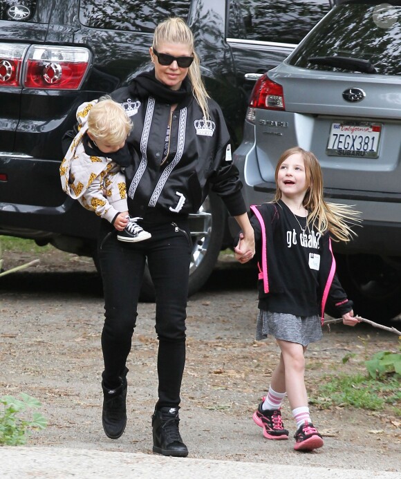Fergie se promène avec son fils Axl et la fille d'une amie à Brentwood, le 27 février 2015