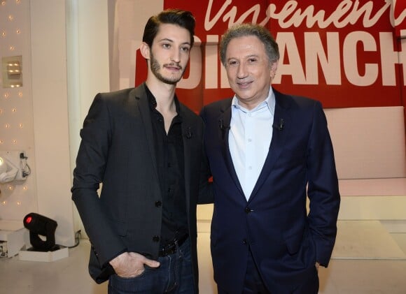 Pierre Niney et Michel Drucker - Enregistrement de l'émission "Vivement Dimanche" à Paris le 4 Mars 2015. L'émission sera diffusée le 8 Mars.