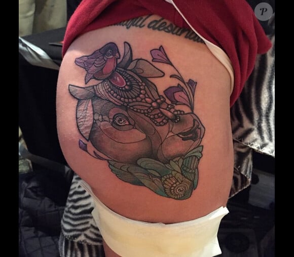 Fanny Maurer et son nouveau tatouage le 7 mars 2015 à Paris.