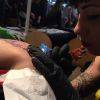 Fanny Maurer se faisant tatouer la fesse, le 7 mars 2015.