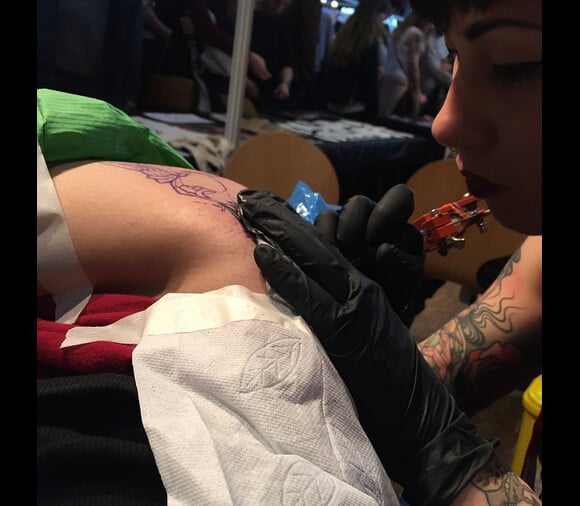 Fanny Maurer se faisant tatouer la fesse, le 7 mars 2015.