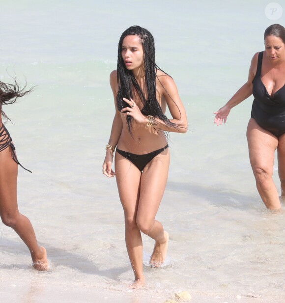 Zoë Kravitz profite d'une belle journée ensoleillée avec des amis sur une plage à Miami, le 7 mars 2015. 
