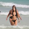 Zoë Kravitz profite d'une belle journée ensoleillée avec des amis sur une plage à Miami, le 7 mars 2015. 