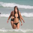  Zoë Kravitz profite d'une belle journée ensoleillée avec des amis sur une plage à Miami, le 7 mars 2015.  