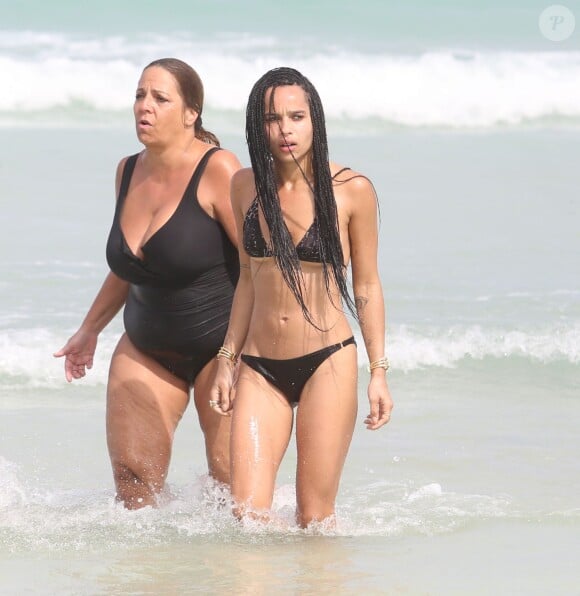 Zoë Kravitz profite d'une belle journée ensoleillée avec des amis sur une plage à Miami, le 7 mars 2015. 