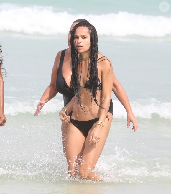 Zoë Kravitz profite d'une belle journée ensoleillée avec des amis sur une plage à Miami, le 7 mars 2015. 
