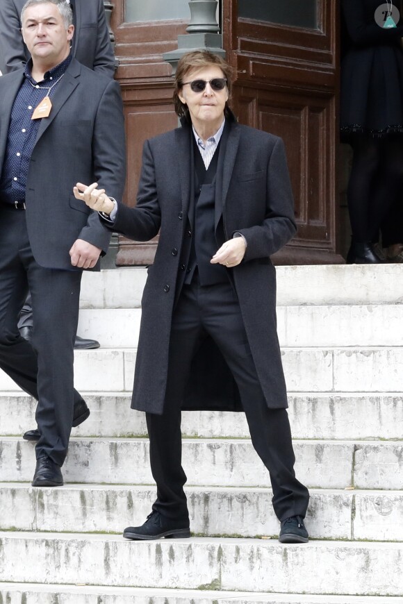 Paul McCartney quitte l'Opéra de Paris à l'issue du défilé Stella McCartney automne-hiver 2015-2016. Paris, le 9 mars 2015.