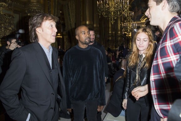 Paul McCartney, Kanye West, Joséphine de la Baume et son mari Mark Ronson en pleine discussion lors du défilé Stella McCartney automne-hiver 2015-2016 à l'Opéra de Paris. Paris, le 9 mars 2015.