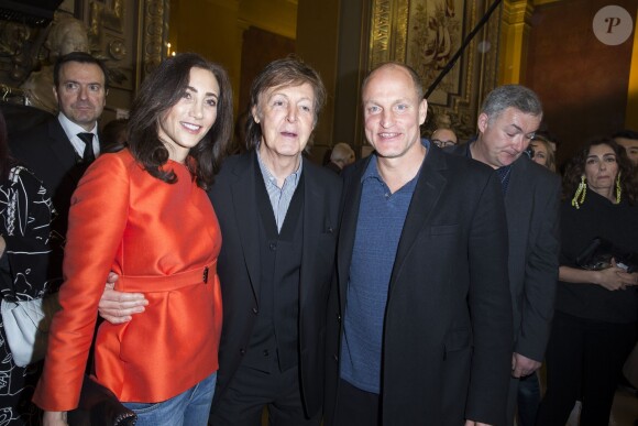 Nancy Shevell, Paul McCartney et Woody Harrelson assistent au défilé Stella McCartney automne-hiver 2015-2016 à l'Opéra de Paris. Paris, le 9 mars 2015.