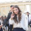 Lorde arrive au Grand Palais pour assister au défilé Chloé automne-hiver 2015-2016. Paris, le 8 mars 2015.