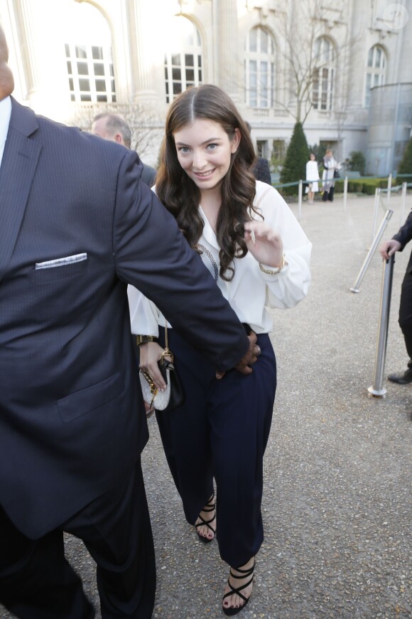 Lorde arrive au Grand Palais pour assister au défilé Chloé automne-hiver 2015-2016. Paris, le 8 mars 2015.