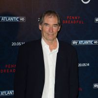 Timothy Dalton : Le fils de l'ex-James Bond rejoue Projet X dans sa maison !