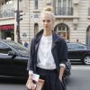 Aymeline Valade arrive à la Garde Républicaine pour assister au défilé Hermès automne-hiver 2015-2016. Paris, le 9 mars 2015.