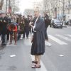 Aymeline Valade arrive à la Garde Républicaine pour assister au défilé Hermès automne-hiver 2015-2016. Paris, le 9 mars 2015.