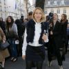 Alexandra Golovanoff arrive à la boutique Sonia Rykiel, dans le quartier de Saint-Germain-des-Près, pour assister au défilé Sonia Rykiel automne-hiver 2015-2016. Paris, le 9 mars 2015.