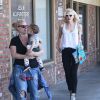 La chanteuse Gwen Stefani se rend chez des amis avec son fils Apollo avant d'aller à sa séance d'acupuncture à Los Angeles, le 9 mars dernier