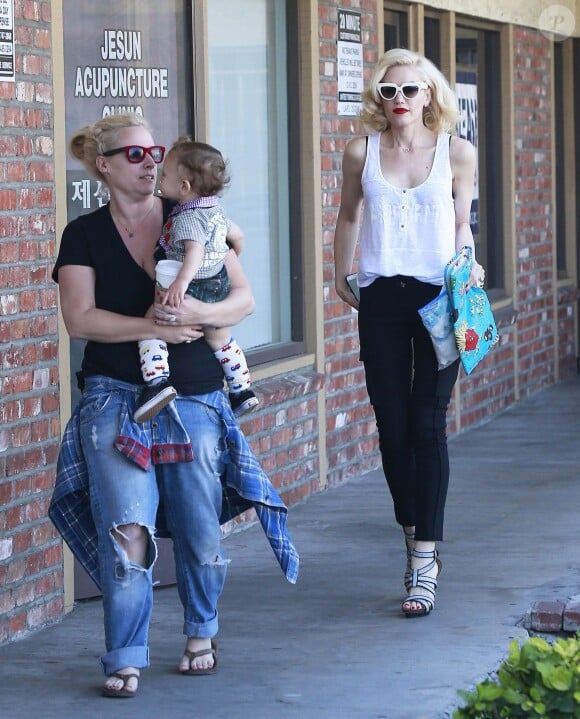 La chanteuse Gwen Stefani se rend chez des amis avec son fils Apollo avant d'aller à sa séance d'acupuncture à Los Angeles, le 9 mars dernier