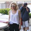 La chanteuse américaine Gwen Stefani se rend chez des amis avec son fils Apollo avant d'aller à sa séance d'acupuncture à Los Angeles, le 9 mars 2015. 