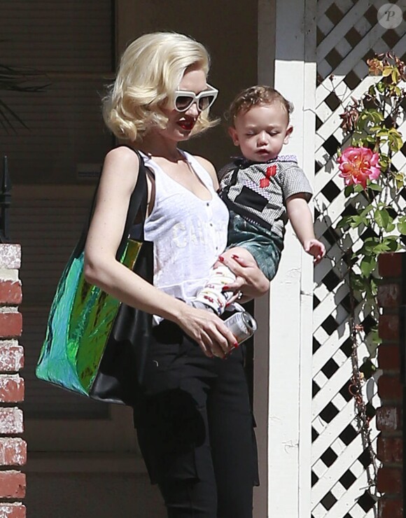 Gwen Stefani se rend chez des amis avec son fils Apollo avant d'aller à sa séance d'acupuncture à Los Angeles, le 9 mars 2015. 
