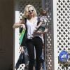 Gwen Stefani se rend chez des amis avec son fils Apollo avant d'aller à sa séance d'acupuncture à Los Angeles, le 9 mars 2015.  
