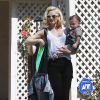 Gwen Stefani se rend chez des amis avec son fils Apollo avant d'aller à sa séance d'acupuncture à Los Angeles, le 9 mars 2015. 