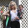 Gwen Stefani se rend chez des amis avec son fils Apollo avant d'aller à sa séance d'acupuncture à Los Angeles, le 9 mars dernier