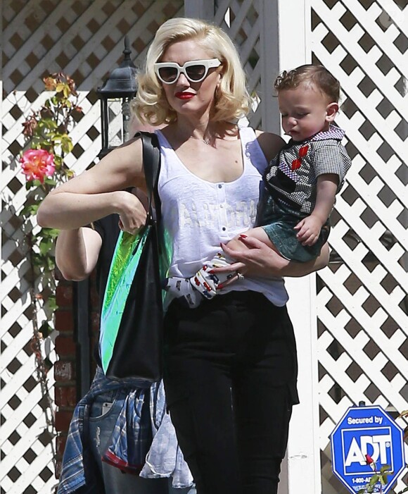 Gwen Stefani se rend chez des amis avec son fils Apollo avant d'aller à sa séance d'acupuncture à Los Angeles, le 9 mars dernier