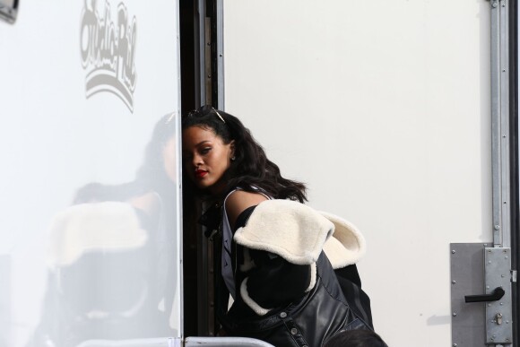 La chanteuse Rihanna sort de l'avenue entourée de nombreux fans et se rend à Versailles où elle doit tourner un clip le 9 mars 2015  Singer Rihanna is surrounded by fans after her lunch at Avenue restaurant in Paris on 09/03/2015. She later heads to Versailles where she is due to start the shooting of her new video clip09/03/2015 - Paris
