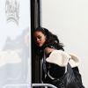 La chanteuse Rihanna sort de l'avenue entourée de nombreux fans et se rend à Versailles où elle doit tourner un clip le 9 mars 2015 .