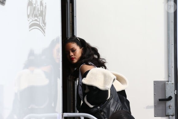 La chanteuse Rihanna sort de l'avenue entourée de nombreux fans et se rend à Versailles où elle doit tourner un clip le 9 mars 2015 .