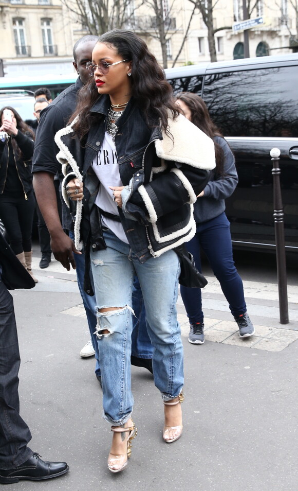 La chanteuse Rihanna se rend au restaurant l'Avenue à Paris le 9 mars 2015