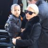 Kim Kardashian et sa fille North arrivent à l'aéroport de Roissy-Charles-de-Gaulle. Le 12 mars 2015.