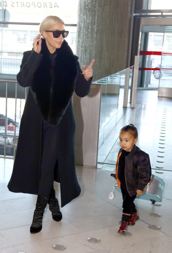 Kim Kardashian et sa fille North, adorable globe-trotteuse, arrivent à l'aéroport de Roissy-Charles-de-Gaulle. Le 12 mars 2015.