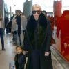 Kim Kardashian et sa fille North arrivent à l'aéroport de Roissy-Charles-de-Gaulle. Le 12 mars 2015.