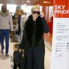 Kim Kardashian et sa fille North arrivent à l'aéroport de Roissy-Charles-de-Gaulle. Le 12 mars 2015.
