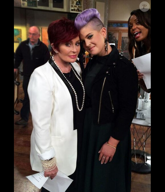 Kelly et Sharon Osbourne sur le plateau de The Talk le 11 mars 2015