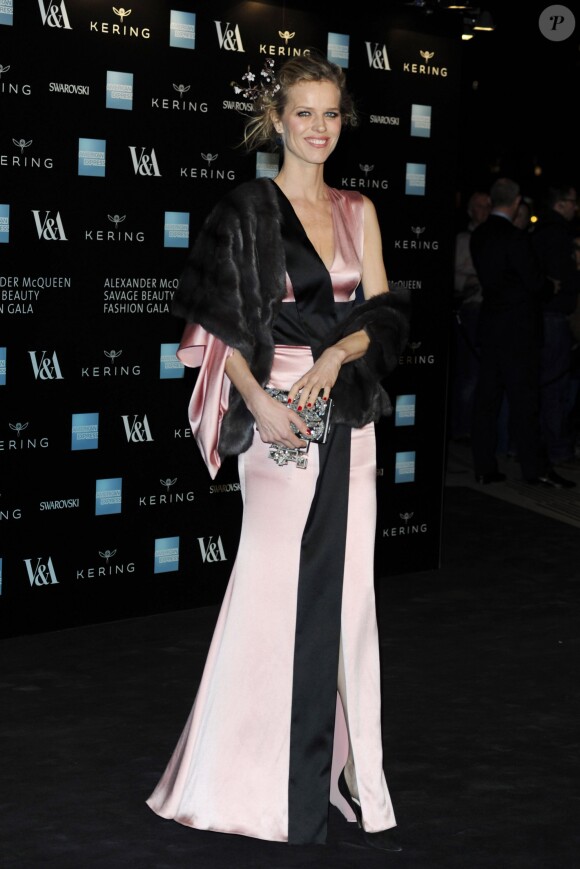 Eva Herzigova lors du gala "Alexander McQueen : Savage Beauty" au Victoria and Albert Museum à Londres, le 12 mars 2015