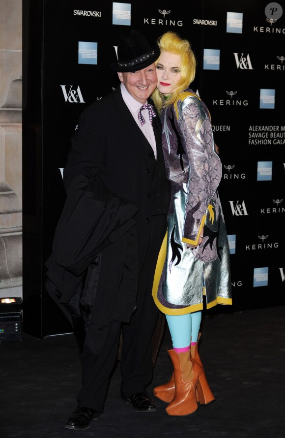 Pam Hogg, Stephen Jones - Photocall lors du gala "Alexander McQueen : Savage Beauty" au Victoria and Albert Museum à Londres, le 12 mars 2015.