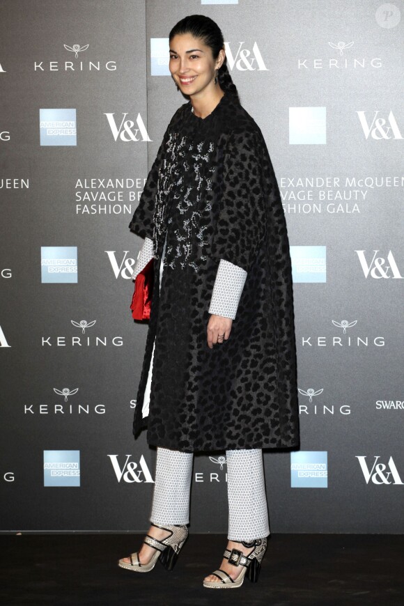 Caroline Issa - Photocall du gala "Alexander McQueen : Savage Beauty" au Victoria and Albert Museum à Londres, le 12 mars 2015.