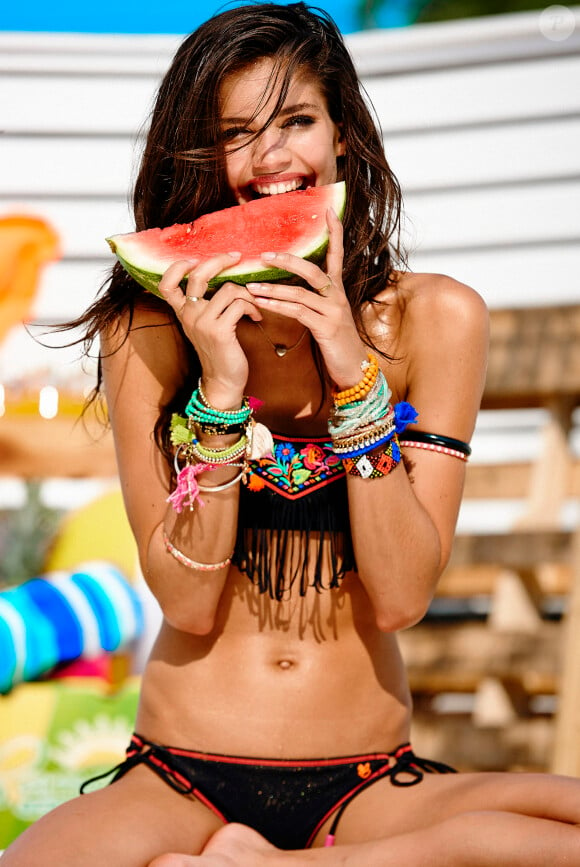Le top model Sara Sampaio pose en bikini pour Banana Moon. Campagne et collection été 2015.