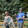 Jennifer Love Hewitt, enceinte, et son mari Brian Hallisay en balade avec leur fille Autumn à Los Alamos, Los Angeles, le 13 mars 2015.