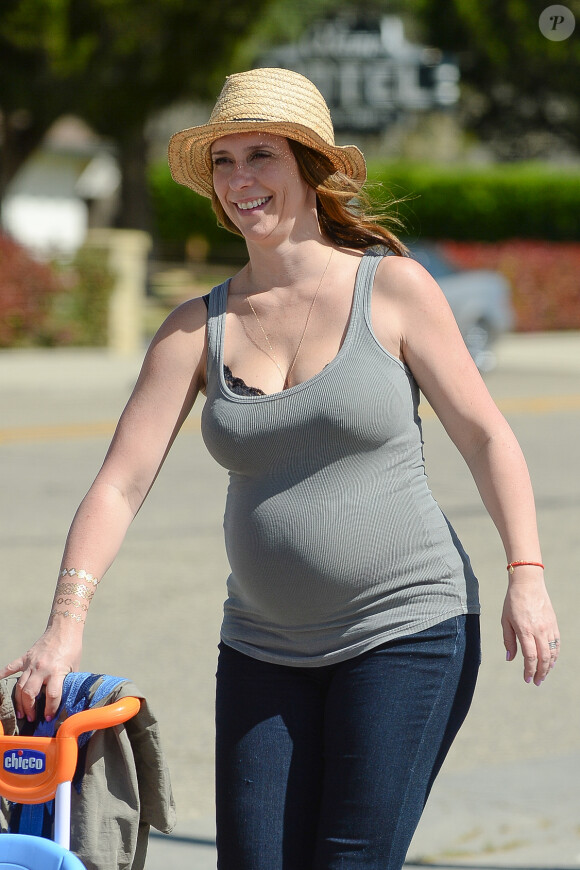 Jennifer Love Hewitt radieuse et très enceinte à Los Alamos, Los Angeles, le 13 mars 2015