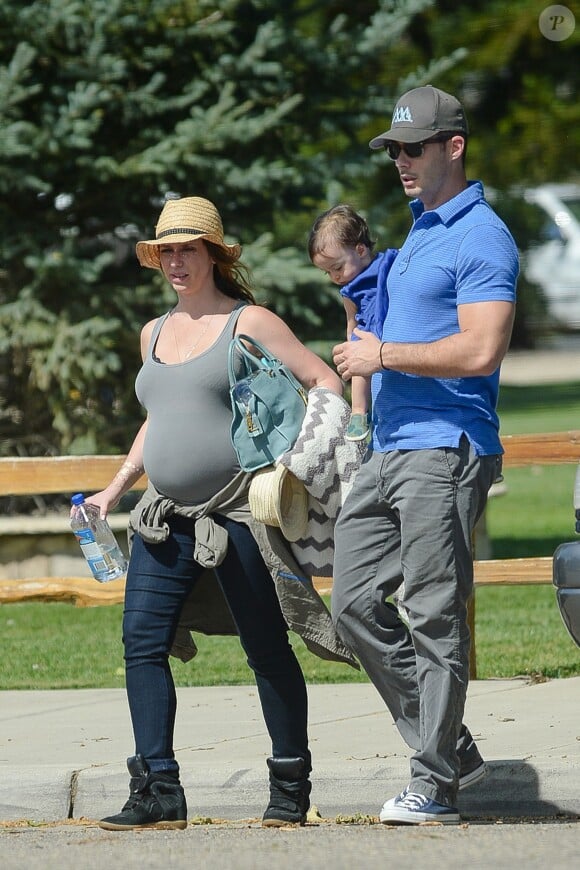 Jennifer Love Hewitt, enceinte, et son mari Brian Hallisay en balade à Los Alamos, Los Angeles, le 13 mars 2015.