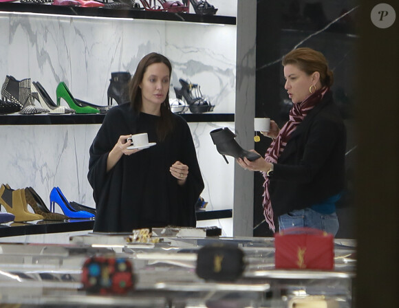 Exclusif - Angelina Jolie au naturel, fait du shopping chez Saint Laurent à Beverly Hills, le 5 mars 2015.
