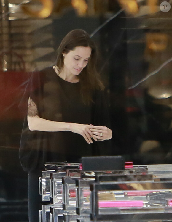 Exclusif - Angelina Jolie fait du shopping chez Saint Laurent à Los Angeles, le 5 mars 2015.