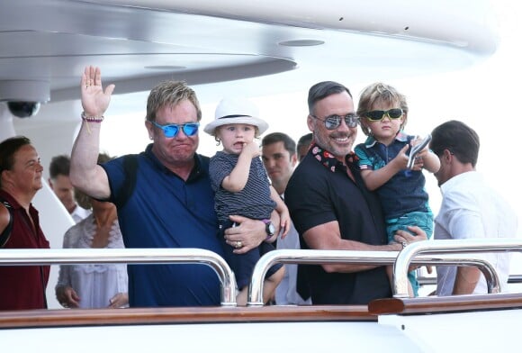 Elton John, son compagnon David Furnish et leurs fils Elijah et Zachary à Saint-Tropez, le 19 août 2014.